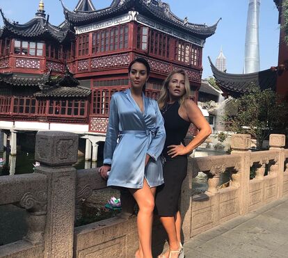 Longe de Cristiano Ronaldo, Georgina passeia por Xangai só com roupa íntima