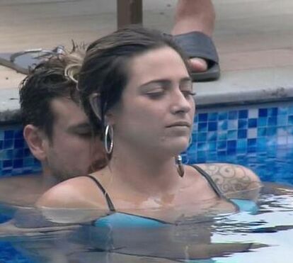 Oops! Concorrente de reality show brasileiro 'enrola-se' com colega na piscina... e mostra demasiado!