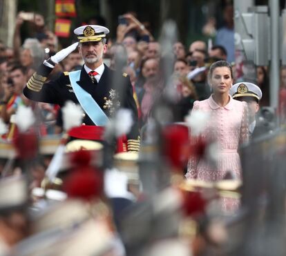 Sorrisos cúmplices entre os reis de Espanha nas celebrações do Dia Nacional de Espanha