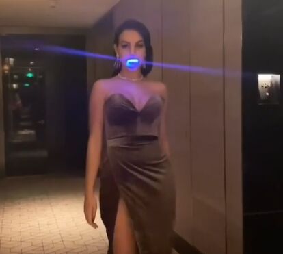 Que... sexy? Georgina desfila de aparelho branqueador na boca