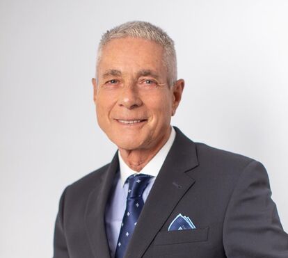 Neto bastardo do rei que abdicou ameaça trono de Isabel II