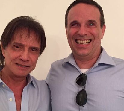 Cantor Roberto Carlos chora morte do filho