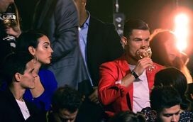 Um brinde ao amor! Cristiano Ronaldo mostra-se a beber em noite de diversão com Georgina 