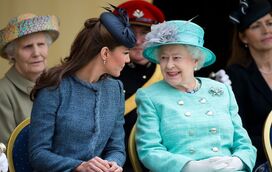 Depois das crises na família real, rainha Isabel II faz homenagem a Kate Middleton