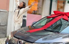 Sofia Ribeiro em guerra com fã após ganhar carro de luxo e põe Ronaldo ao barulho