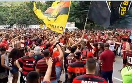 Vale tudo: Tochas, petardos e cânticos deixam em delírio adeptos do Flamengo 