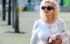 Pobre? Milionária Amélia de Jesus tira carro de luxo da garagem que estava parado há 4 meses