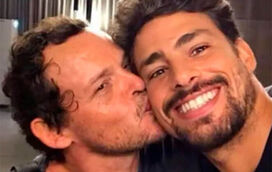 Uh lá lá! Cauã Reymond faz cena de sexo gay e elogia ator: Ele "tem pegada"
