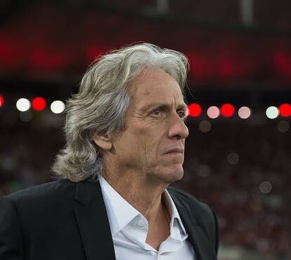Nem nas arábias foi tão bem tratado! O treinador já não deixa o Brasil, onde é aclamado como um deus