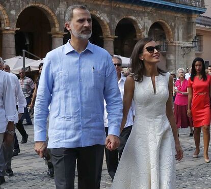 Letizia e Felipe trocam carinhos em Cuba