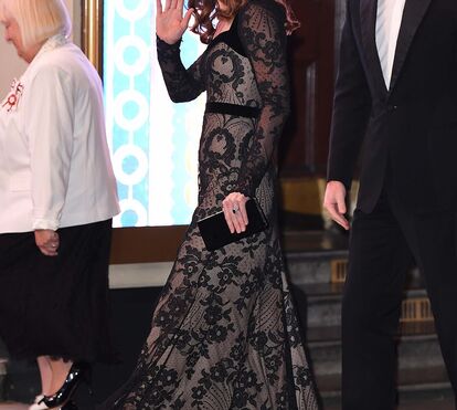Linda! Kate arrasa com vestido de renda preta Alexander McQueen