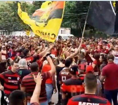 Vale tudo: Tochas, petardos e cânticos deixam em delírio adeptos do Flamengo 
