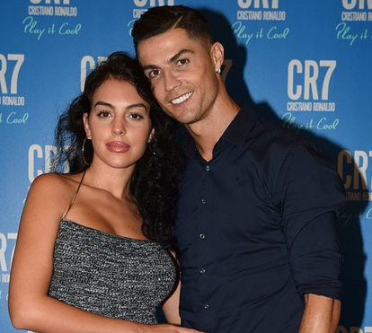 Momento de ternura! Cristiano Ronaldo 'atacado' pelos filhos no sofá