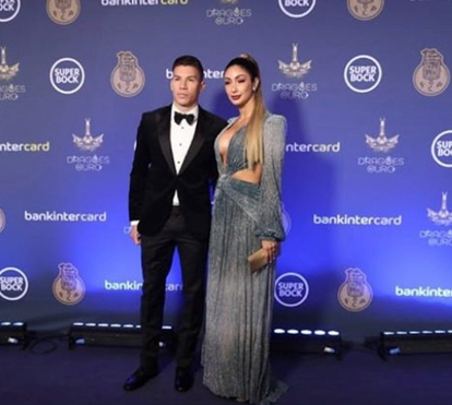 Cindy Álvarez Garcia usa decote ousado na gala Dragões de Ouro