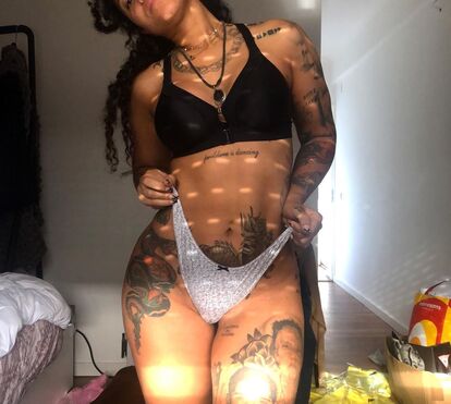 Blaya mostra o resultado da cirurgia para aumentar as maminhas