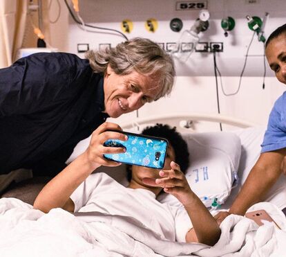 Jesus dá carinho a meninos internados e oferece dinheiro ao Instituto Nacional do Cancro