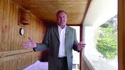Matthias Schmelz mostra a sauna de casa