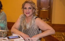 Com casamento marcado aos 69 anos, Dina Aguiar fala pela primeira vez do seu grande amor: "É muito bom"