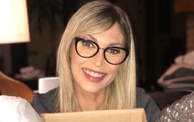 Clara de Sousa mostra-se sem maquilhagem e numa imagem rara com a filha