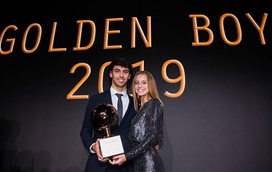 João Félix recebe prémio 'Golden Boy' e conta com a presença da namorada