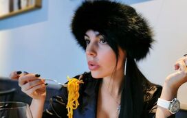 Ups! Georgina mostrou-se sexy a comer mas os fãs só olharam para as maminhas à mostra