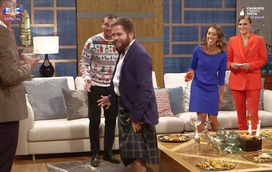 Dança muito! Bruno do 'Casados' aparece de kilt "sem cuecas" em jantar de Natal e deixa meninas loucas 