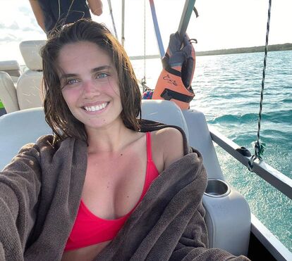 Linda de qualquer forma! Sara Sampaio mostra-se sem maquilhagem em férias paradisíacas com o namorado