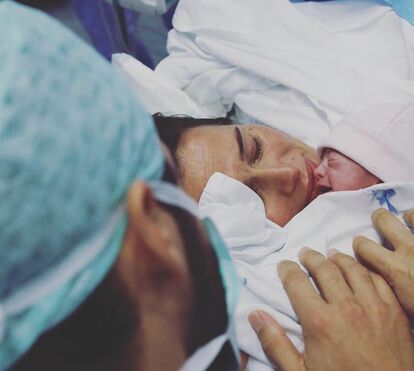 Filha bebé de Cláudia Vieira já fez um mês. Veja como cresceu