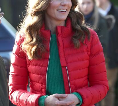 Princesa do povo! Kate mostra-se muito feliz a ajudar crianças na sua estreia no lugar da rainha 