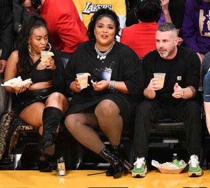 Bizarro: Cantora 'plus-size' exibe o 'bumbum' em vestido com buraco no rabo durante jogo emitido pela televisão