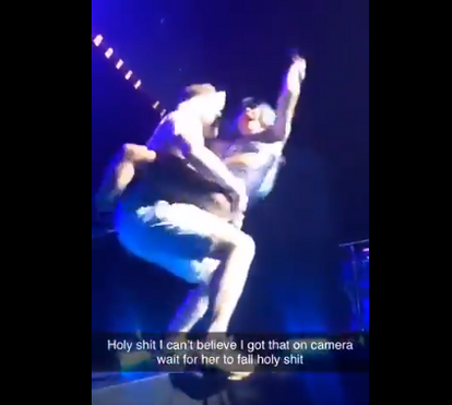 Que perigo! Lady Gaga dá queda violenta em pleno concerto. Veja o vídeo!