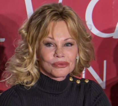 Faz tantas plásticas e está cada vez pior! Melanie Griffith voltou a mexer na cara 