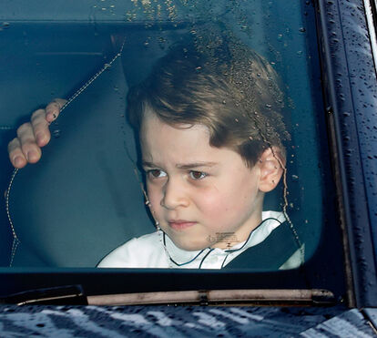 Veja George, Charlotte e Louis à chegada ao almoço festivo no Palácio de Buckingham... ao qual Meghan e Harry faltaram!