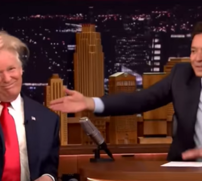 Então é mesmo careca? Recorde o momento em que Jimmy Fallon despenteou Donald Trump e o deixou... sem cabelo!