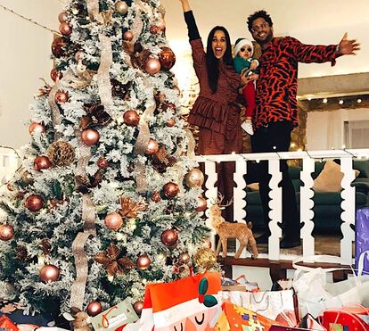 Pijama party! Pais de filhos famosos de pijama e camisolas a condizer para abrir os presentes de Natal