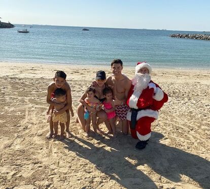 Natal milionário e longe da mãe! Ronaldo está no Dubai com o filho do Sheik