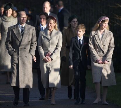 Tréguas! Família Real britânica participa em Missa de Natal e mostra-se unida... sem Harry e Meghan
