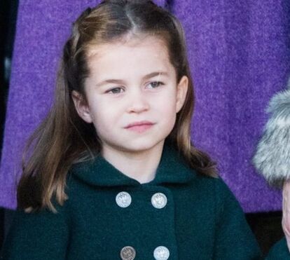 Xi-Coração! Veja a adorável princesa Charlotte a dar um abraço a uma fã em cadeira de rodas