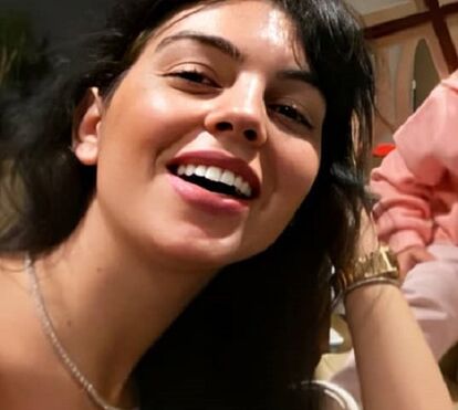 Georgina Rodríguez com decote revelador na cama