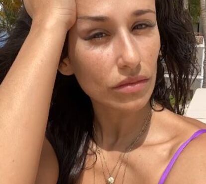 Rita Pereira entra em jogo de famosos e tira a roupa na praia