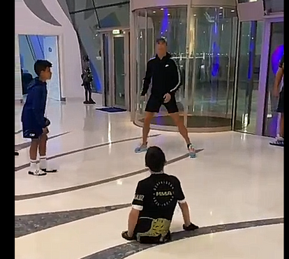 Vídeo: Cristiano Ronaldo e Cristianinho jogam futebol com menino sem pernas