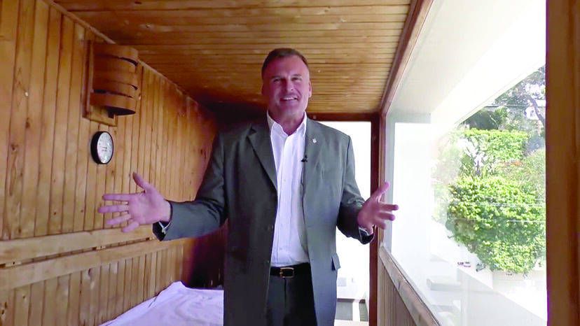 Matthias Schmelz mostra a sauna de casa