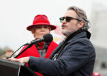 Joaquin Phoenix, Martin Sheen, atores, hollywood, Washington, manifestação, presos, meio ambiente