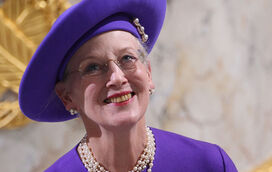 Rainha Margarida da Dinamarca volta a sorrir ao lado de conde sueco após a morte do marido