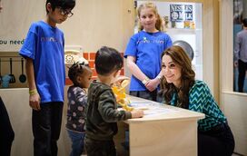 Kate Middleton mostra o seu lado mais divertido e maternal num museu para crianças