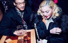 Madonna celebra aniversário do namorado 36 anos mais novo e filhas dão-lhe prendas
