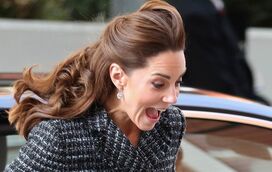 Momento embaraçoso! Vento levanta saia e Kate Middleton passa por apuros