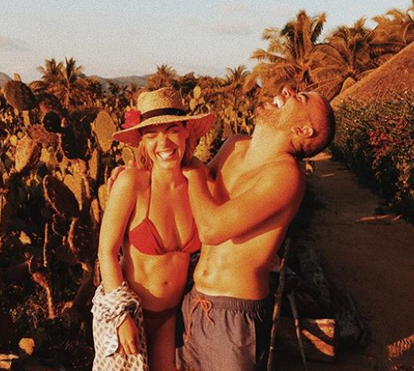 Que sonho! Raquel Strada namora no México