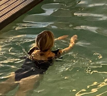 Longe dos telejornais, Judite Sousa mostra as curvas na piscina