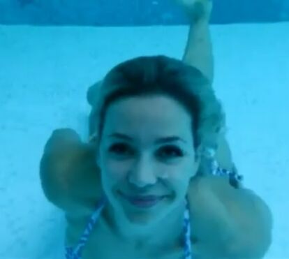 É um golfinho?! Não, é Luciana Abreu como nunca a viu a mergulhar de biquíni reduzido